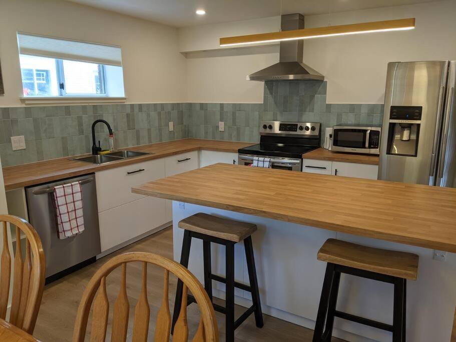 Bright Modern 1Br Suite In Sooke Village Core Exterior foto
