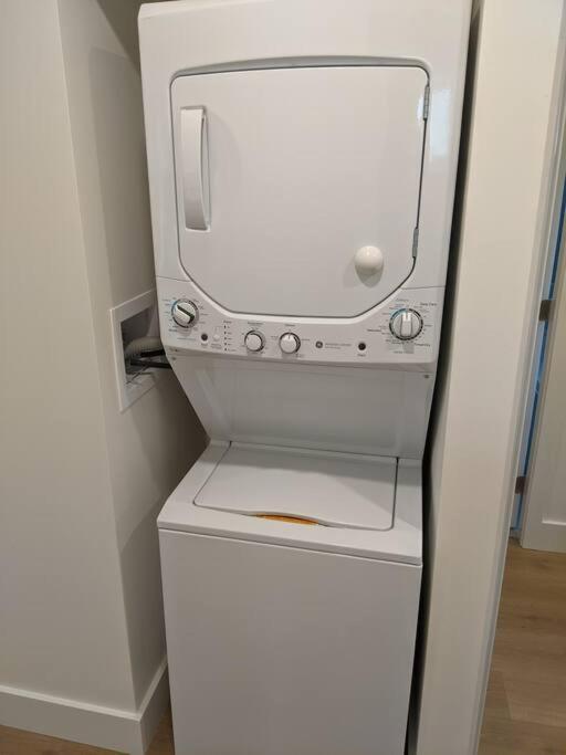 Bright Modern 1Br Suite In Sooke Village Core Exterior foto